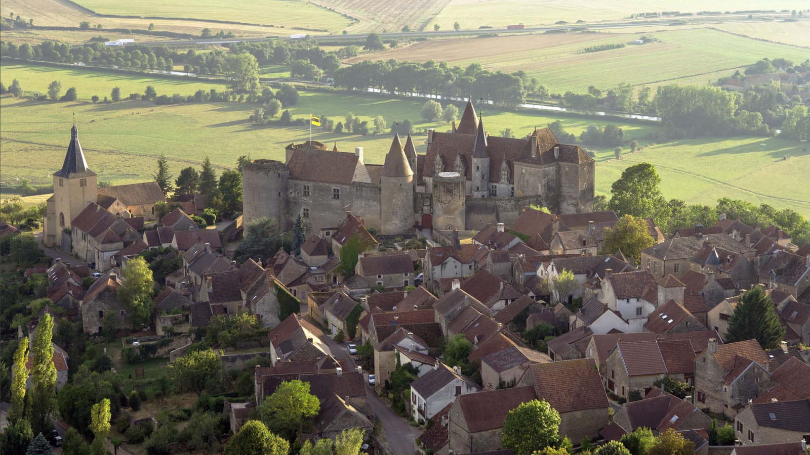 Château et village de châteauneuf en Auxois