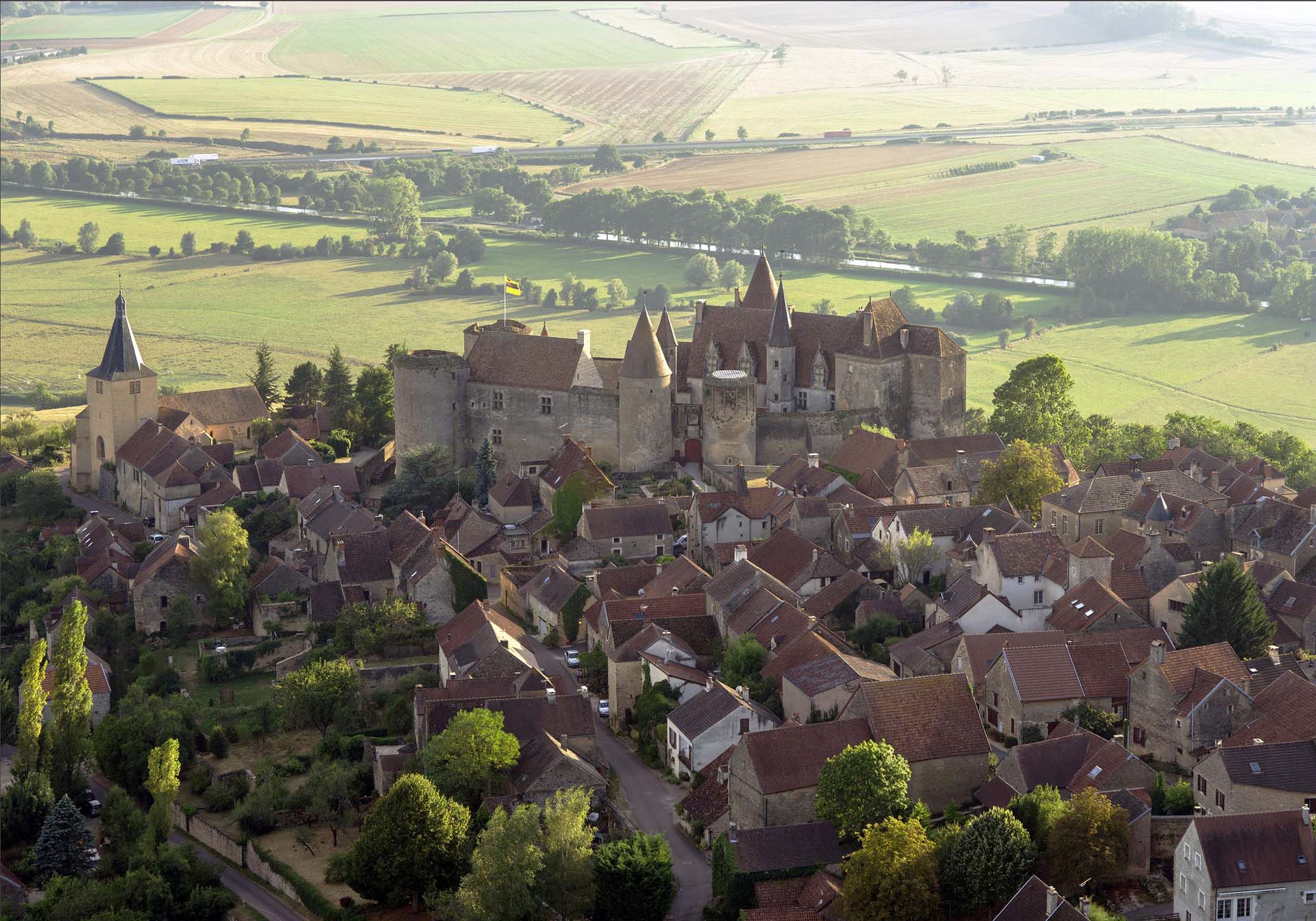 Château et village de châteauneuf en Auxois