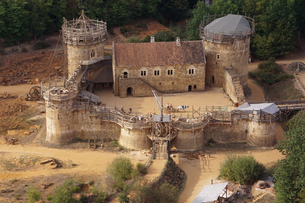 Guédelon : l'incroyable chantier de construction du château médiéval se  poursuit sous les yeux ébahis des visiteurs