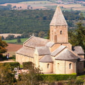Perchée sur son éperon rocheux, l'église Saint-Pierre de Brancion