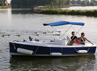Embarquez en bateau électrique de l'étang de Baye aux Voûtes de la Collancelle - BAZOLLES