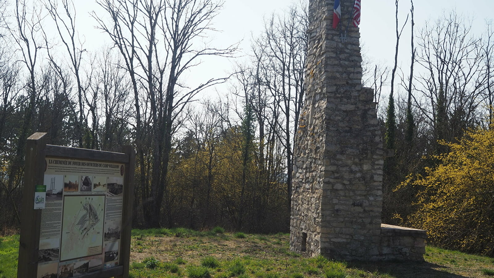 Mémorial et cheminée du camp américain 