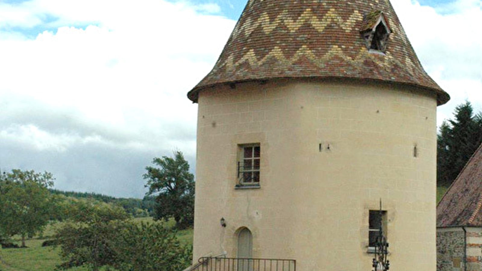 Château de Ménessaire : La Tour Féodale 'Troubadour'
