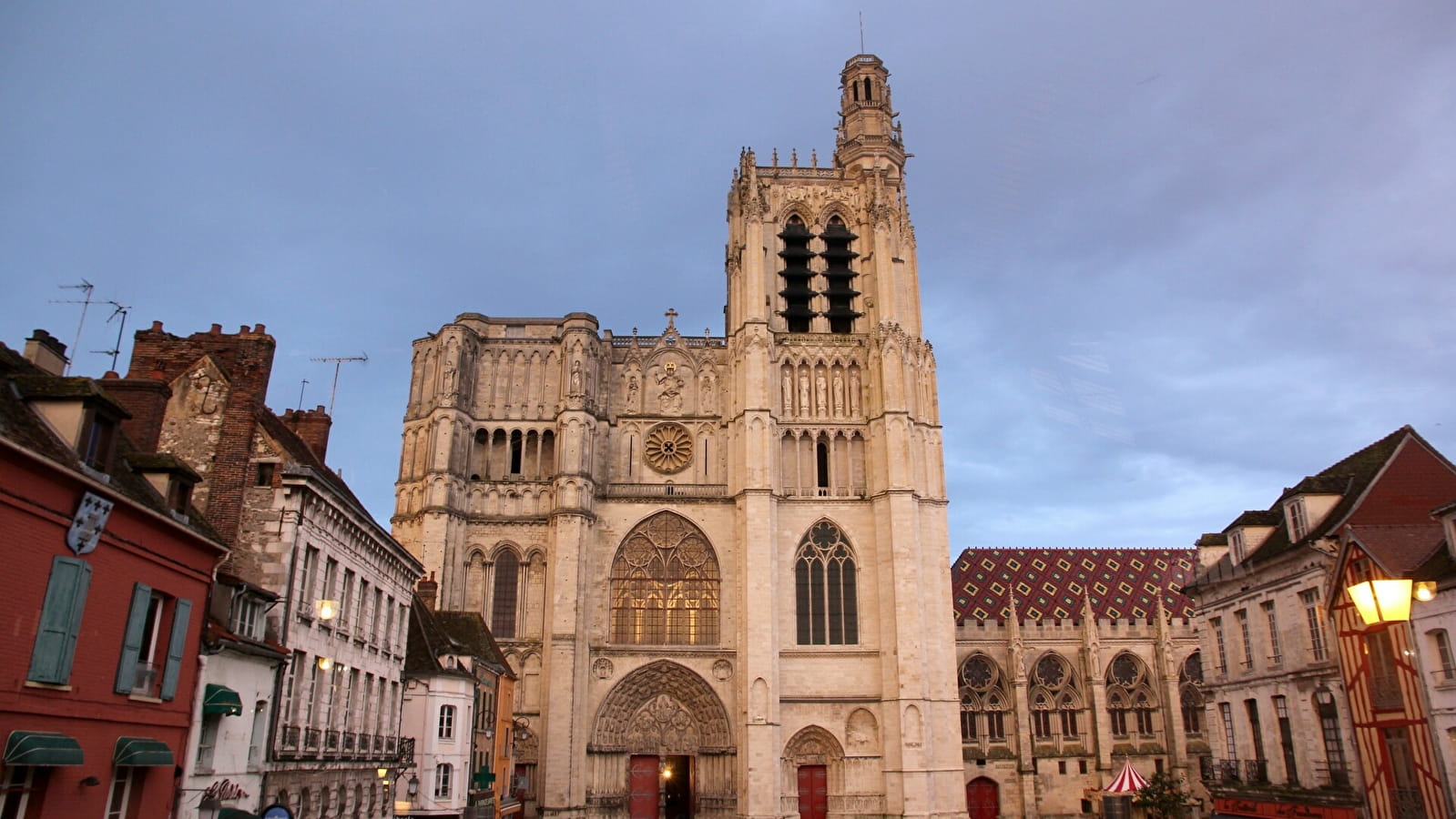 Saint-Etienne, Première Cathédrale Gothique