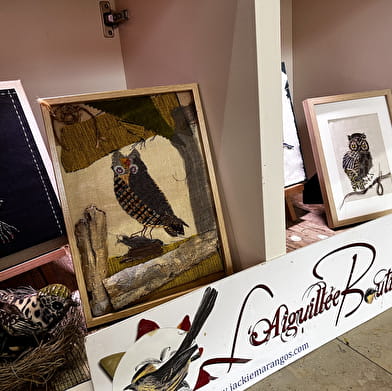 Les oiseaux de L'Aiguillée Studio dans la vitrine de l'office de tourisme